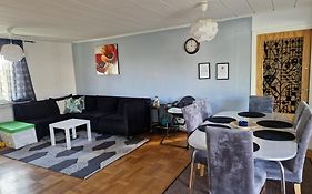Villa Med Egen Parkering. Moejlighet Att Boka Fran 1 Och Upp Till 5 Personer.
