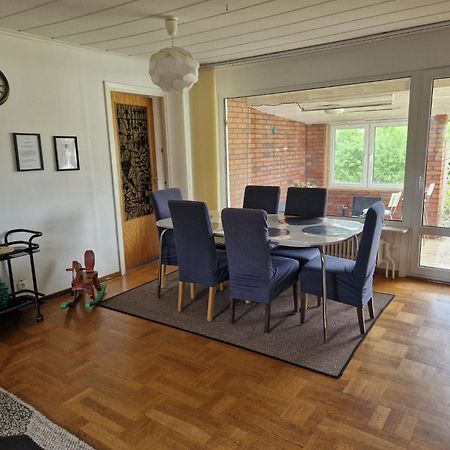 Villa Med Egen Parkering. Moejlighet Att Boka Fran 1 Och Upp Till 5 Personer. Örebro Exterior foto