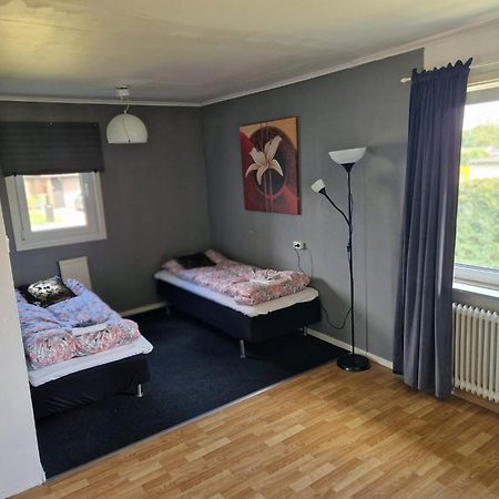 Villa Med Egen Parkering. Moejlighet Att Boka Fran 1 Och Upp Till 5 Personer. Örebro Exterior foto