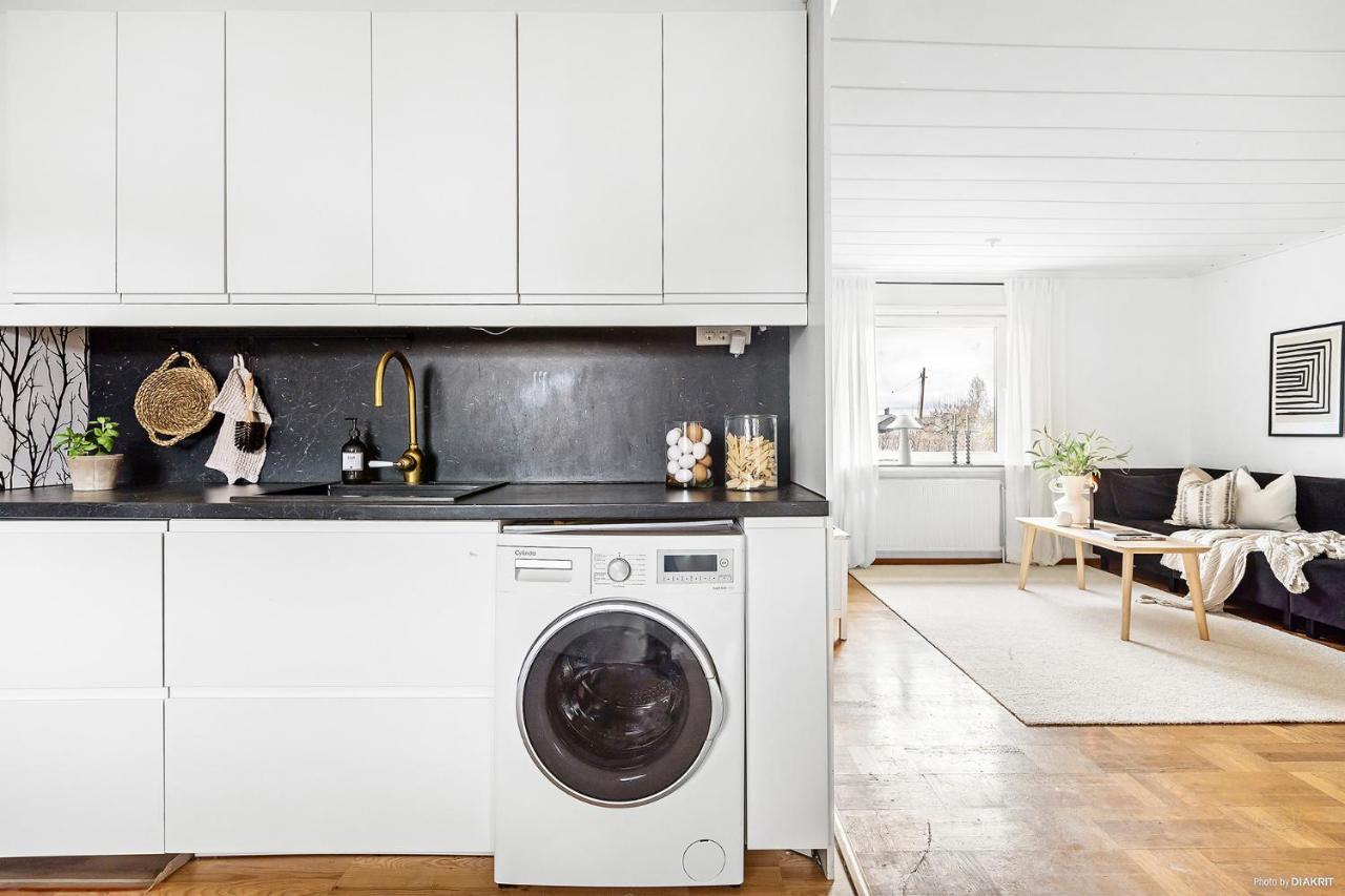 Villa Med Egen Parkering. Moejlighet Att Boka Fran 1 Och Upp Till 5 Personer. Örebro Exterior foto