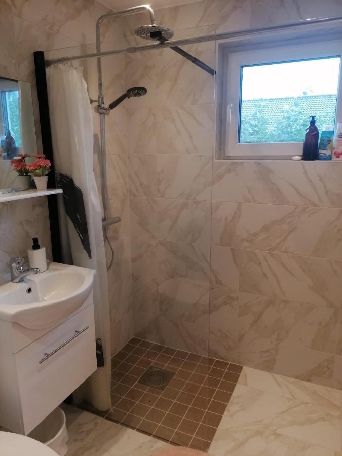 Villa Med Egen Parkering. Moejlighet Att Boka Fran 1 Och Upp Till 5 Personer. Örebro Exterior foto