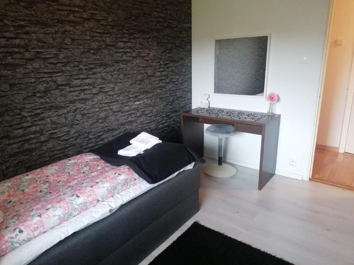 Villa Med Egen Parkering. Moejlighet Att Boka Fran 1 Och Upp Till 5 Personer. Örebro Exterior foto