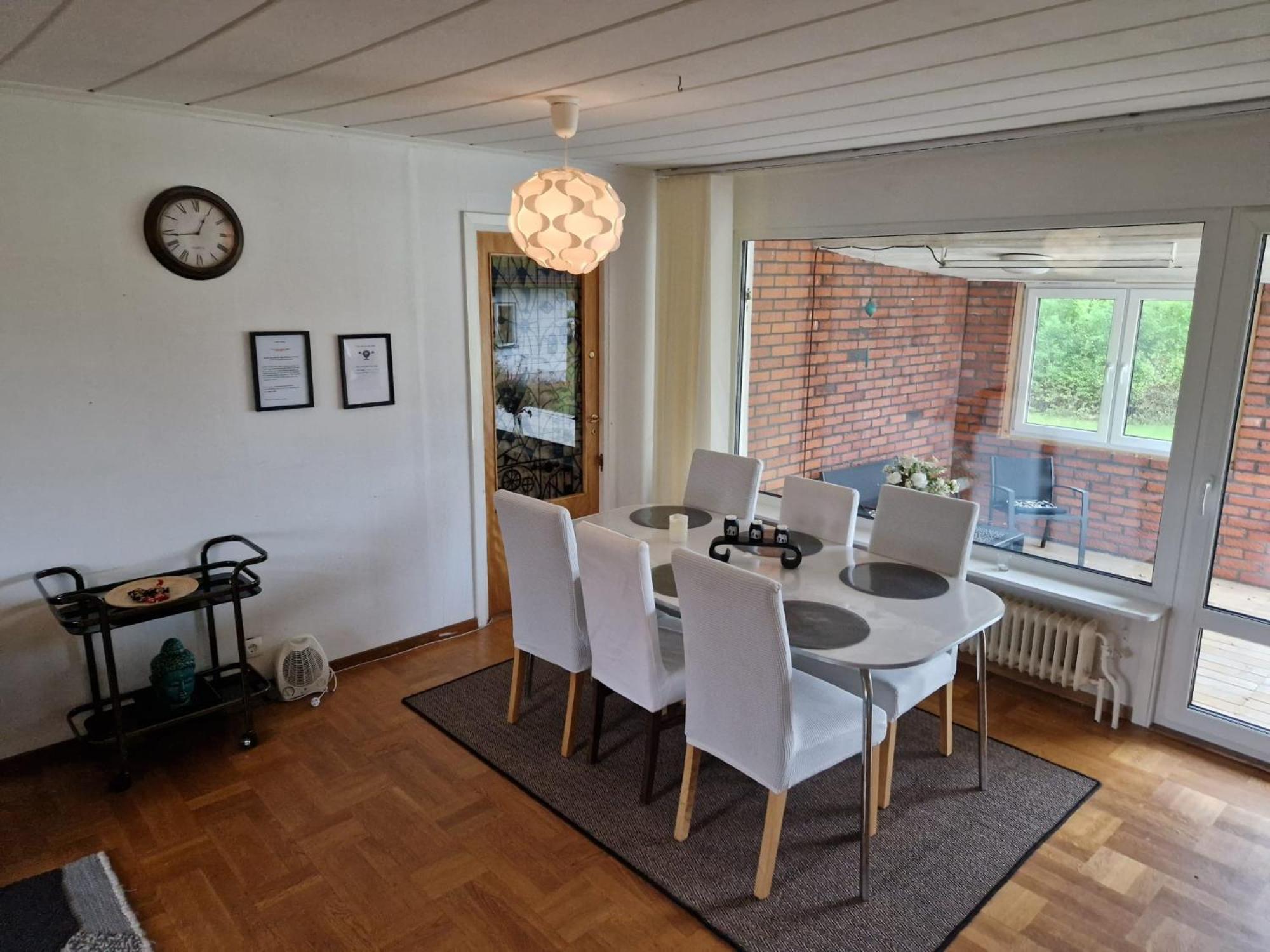 Villa Med Egen Parkering. Moejlighet Att Boka Fran 1 Och Upp Till 5 Personer. Örebro Exterior foto