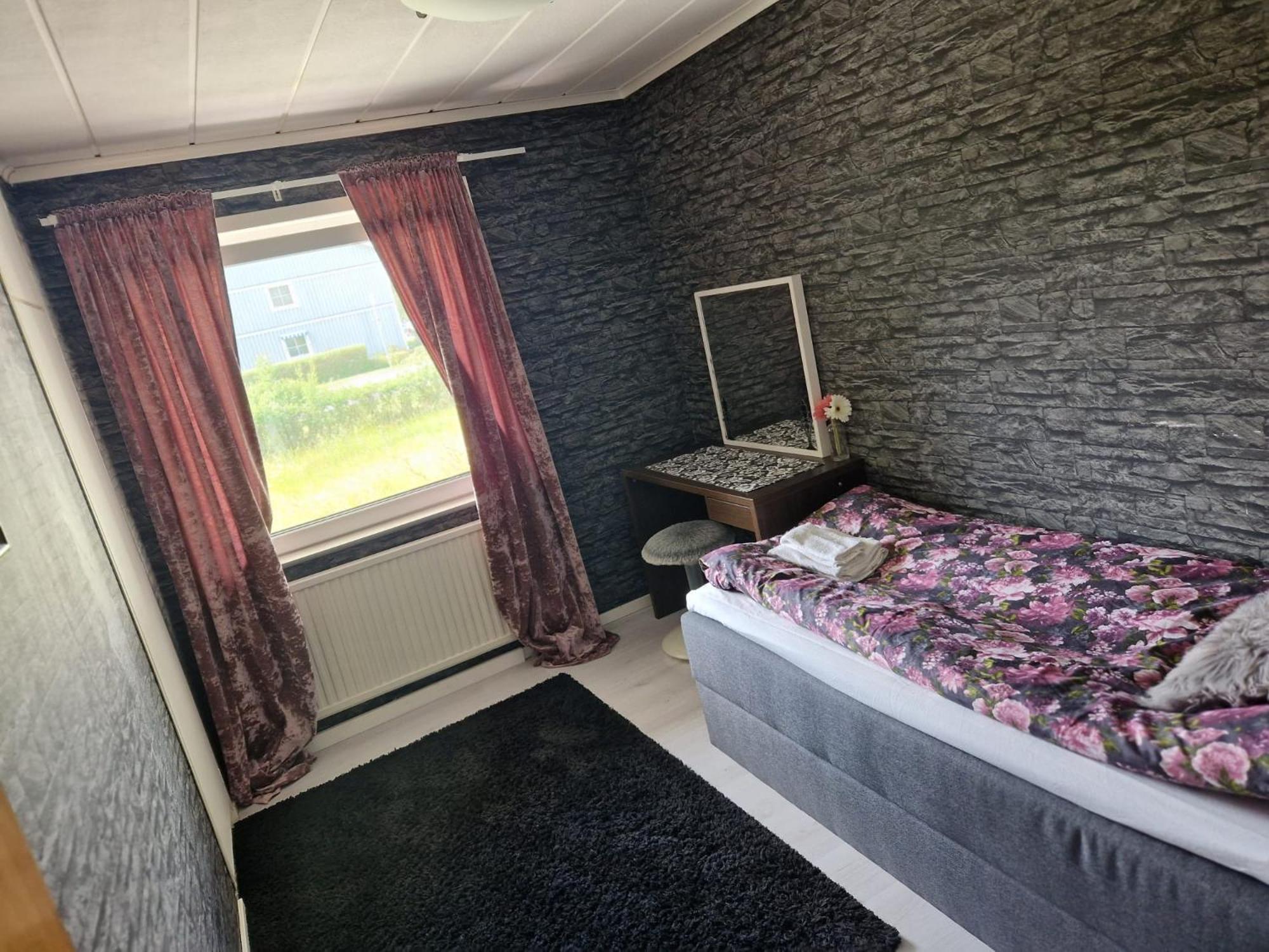 Villa Med Egen Parkering. Moejlighet Att Boka Fran 1 Och Upp Till 5 Personer. Örebro Exterior foto