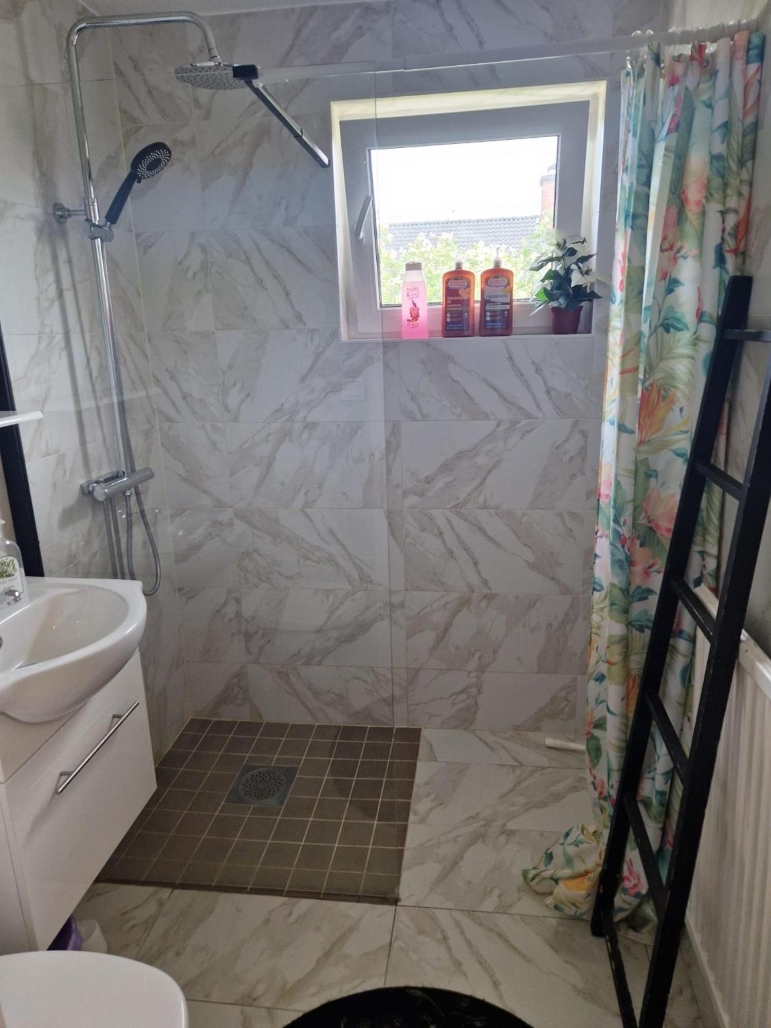 Villa Med Egen Parkering. Moejlighet Att Boka Fran 1 Och Upp Till 5 Personer. Örebro Exterior foto