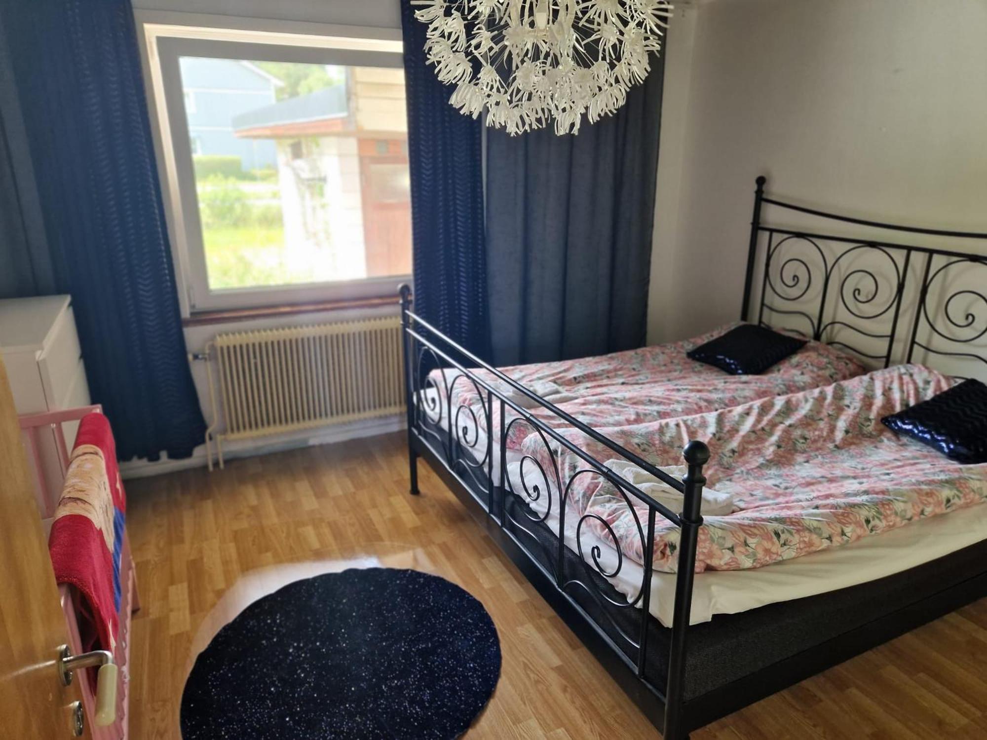 Villa Med Egen Parkering. Moejlighet Att Boka Fran 1 Och Upp Till 5 Personer. Örebro Exterior foto